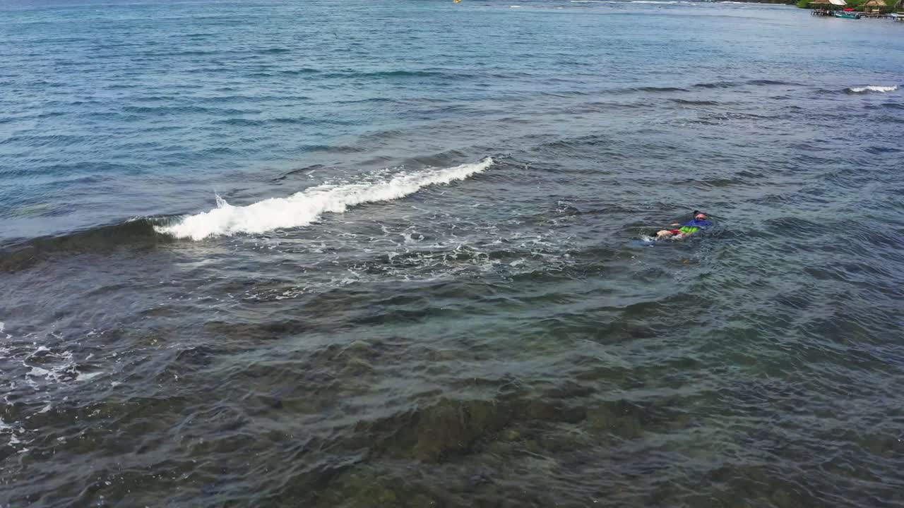 스노클링 남자 다이빙 - 파나마 리조트 해안 호세 포브레에서 얕은 산호초 바다 탐험