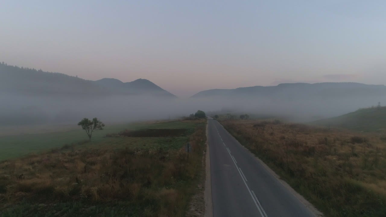 산간 지역의 안개 낀 들판으로 가는 길
