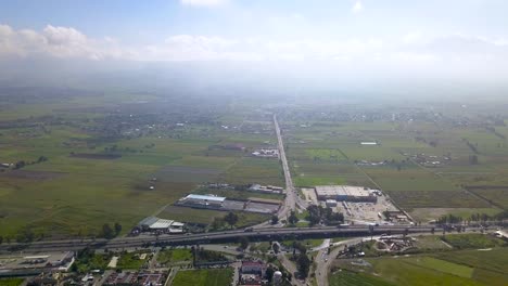 Una-Vista-Aérea-De-Un-Intercambio-De-Hojas-De-Trébol-En-Una-Pequeña-Carretera-En-Chalco-México