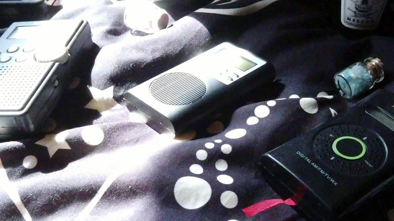 희귀한 초자연적 유령 상자 및 evp 통신 장치의 현대 컬렉션은 빛에 놓여 있습니다.