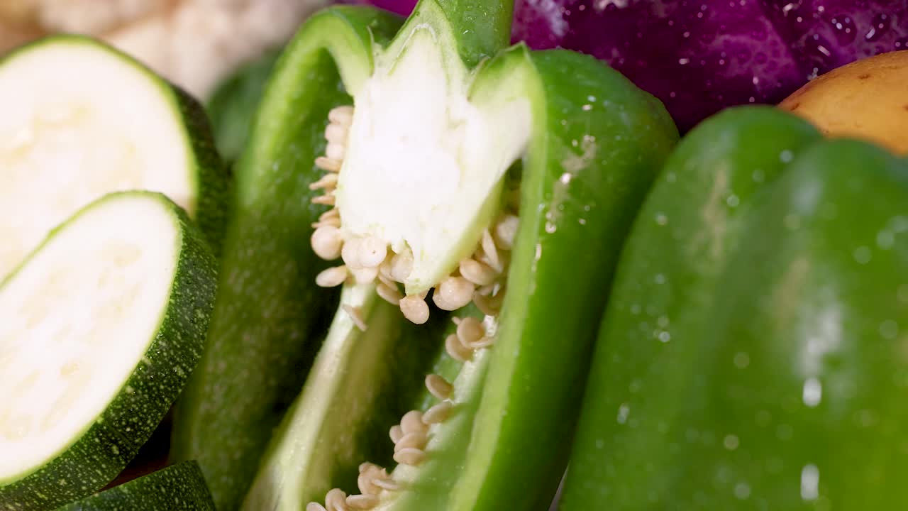 신선하고 유기농적인 채소인 zucchini, bell peppers, 토마토 등이 자연적인 색과 질감을 보여주는 활기찬 전시입니다.
