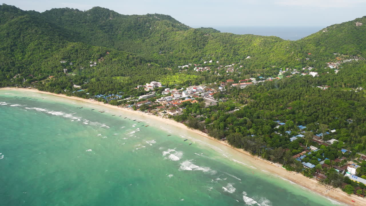 la costa arenosa de la playa de sairee con el pueblo costero y la montaña exuberante en koh tao, tailandia