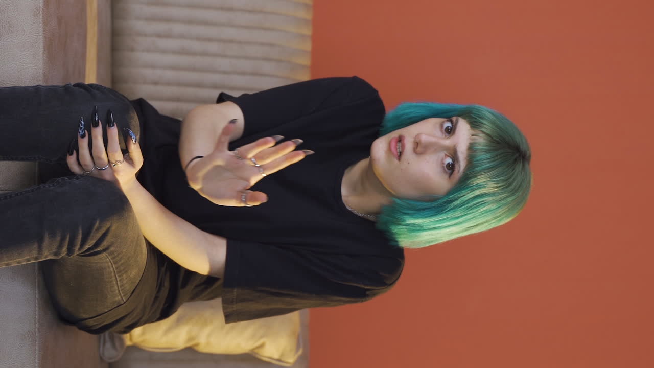 video vertical de una mujer joven mirando a la cámara con una expresión cobarde.