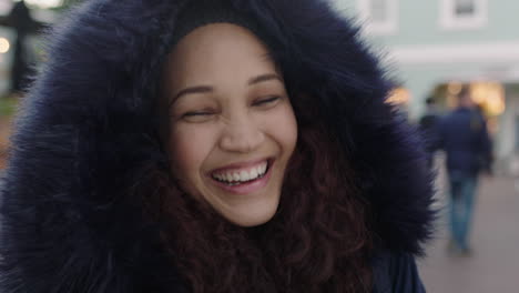 Primer-Plano-Retrato-De-Una-Joven-Hermosa-Mujer-De-Raza-Mixta-Con-El-Pelo-Rizado-Riendo-Feliz-Disfrutando-De-La-Fría-Noche-Urbana