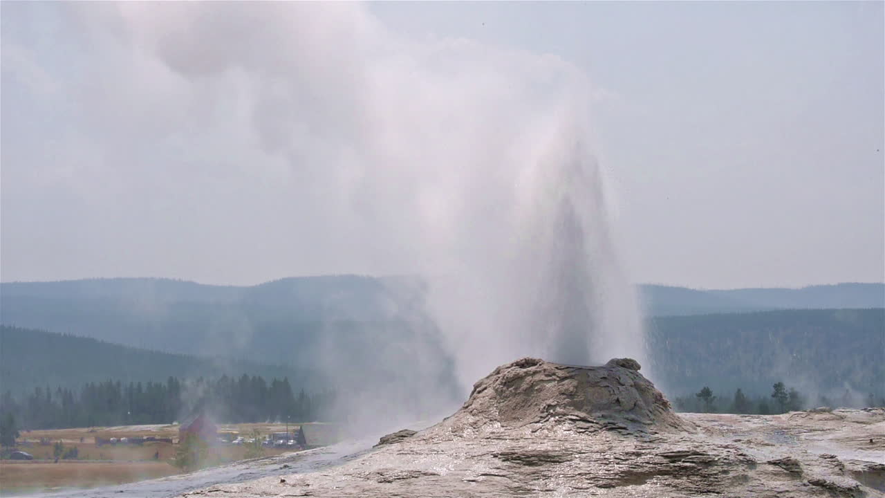 옐로스톤 국립공원에서 외로운 별 간헐천이 분출하다