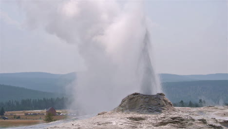 Der-Lone-Star-Geysir-Bricht-Im-Yellowstone-Nationalpark-Aus