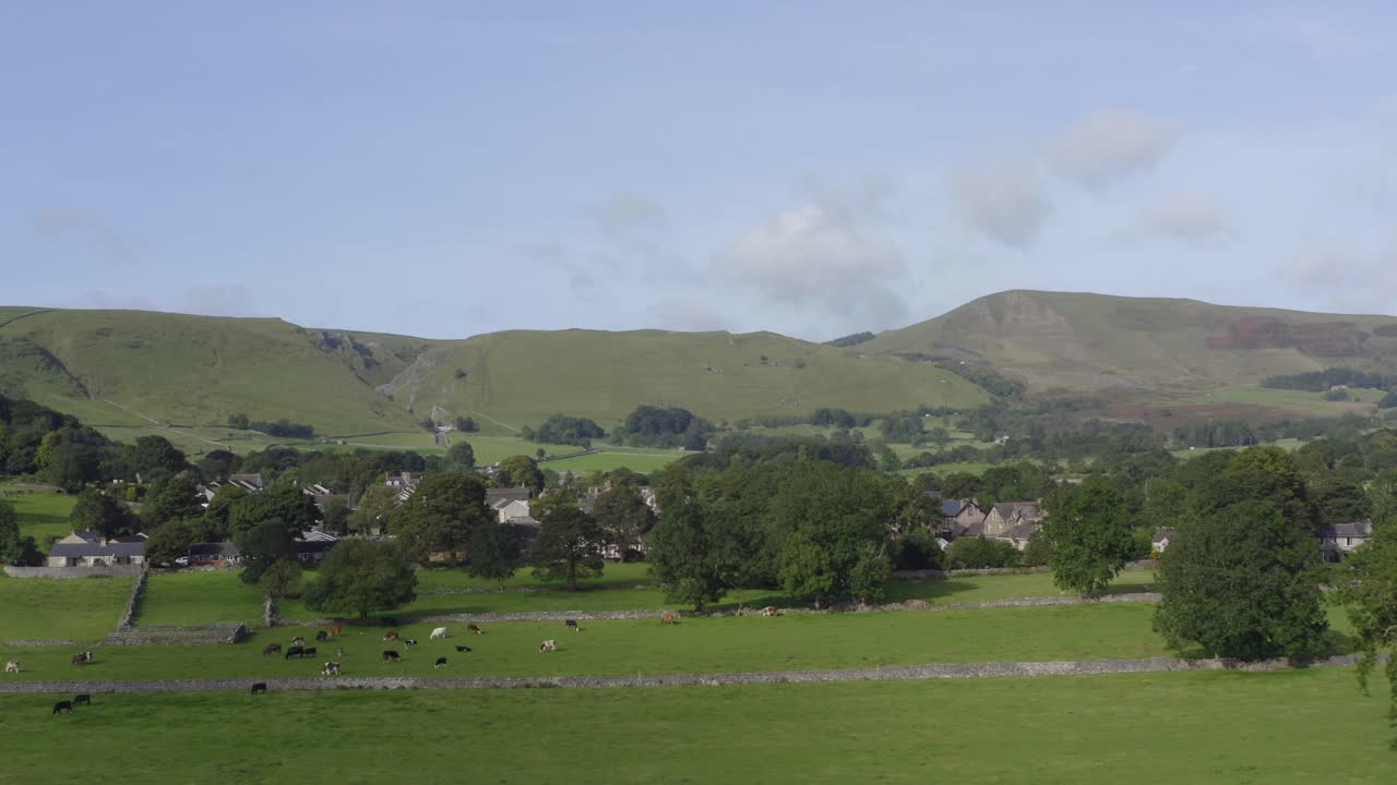 castleton 02에 접근하는 드론 샷