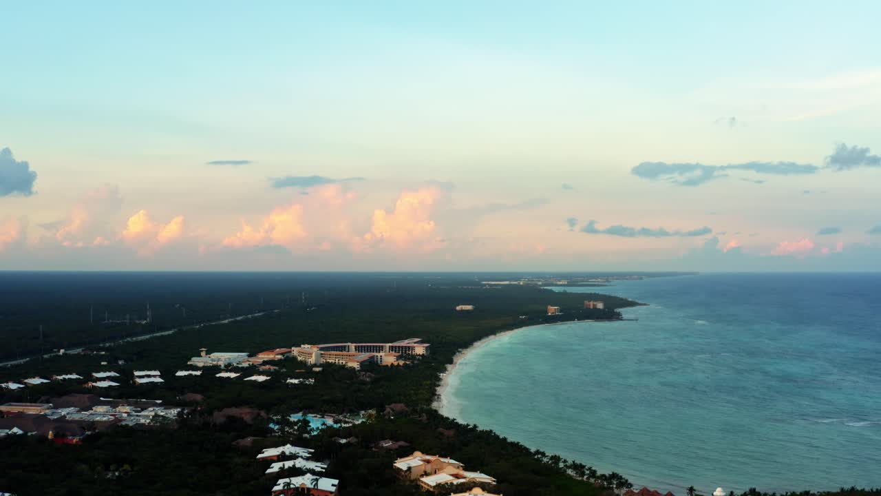 impresionante toma aérea de un dron de una línea costera mexicana tropical llena de resorts de vacaciones en la riviera maya entre tulum y cancún durante una cálida puesta de sol de verano