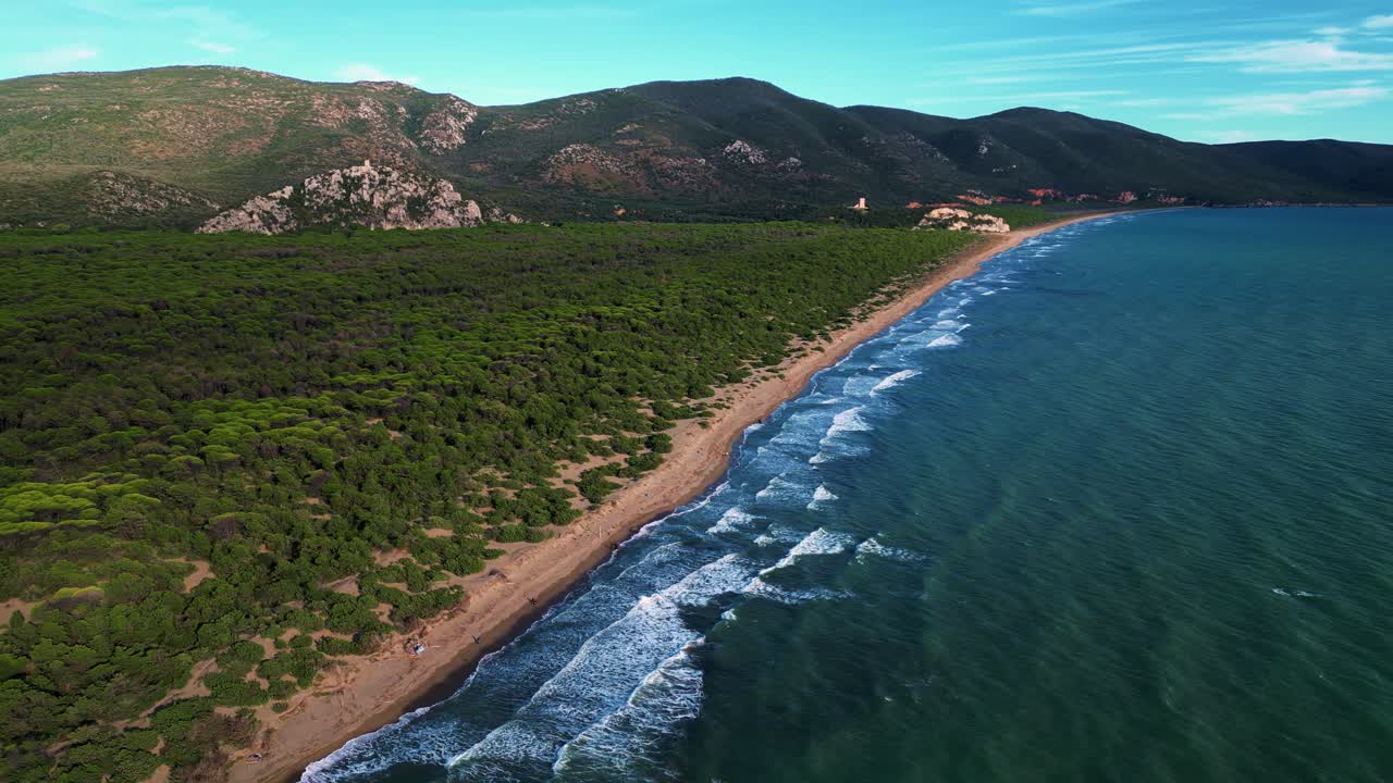 parque nacional maremma wild beach en toscana, italia