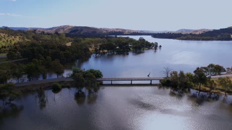 Coches-Aéreos-Estáticos-Que-Conducen-Sobre-El-Pequeño-Puente-Del-Lago-Eildon,-Australia