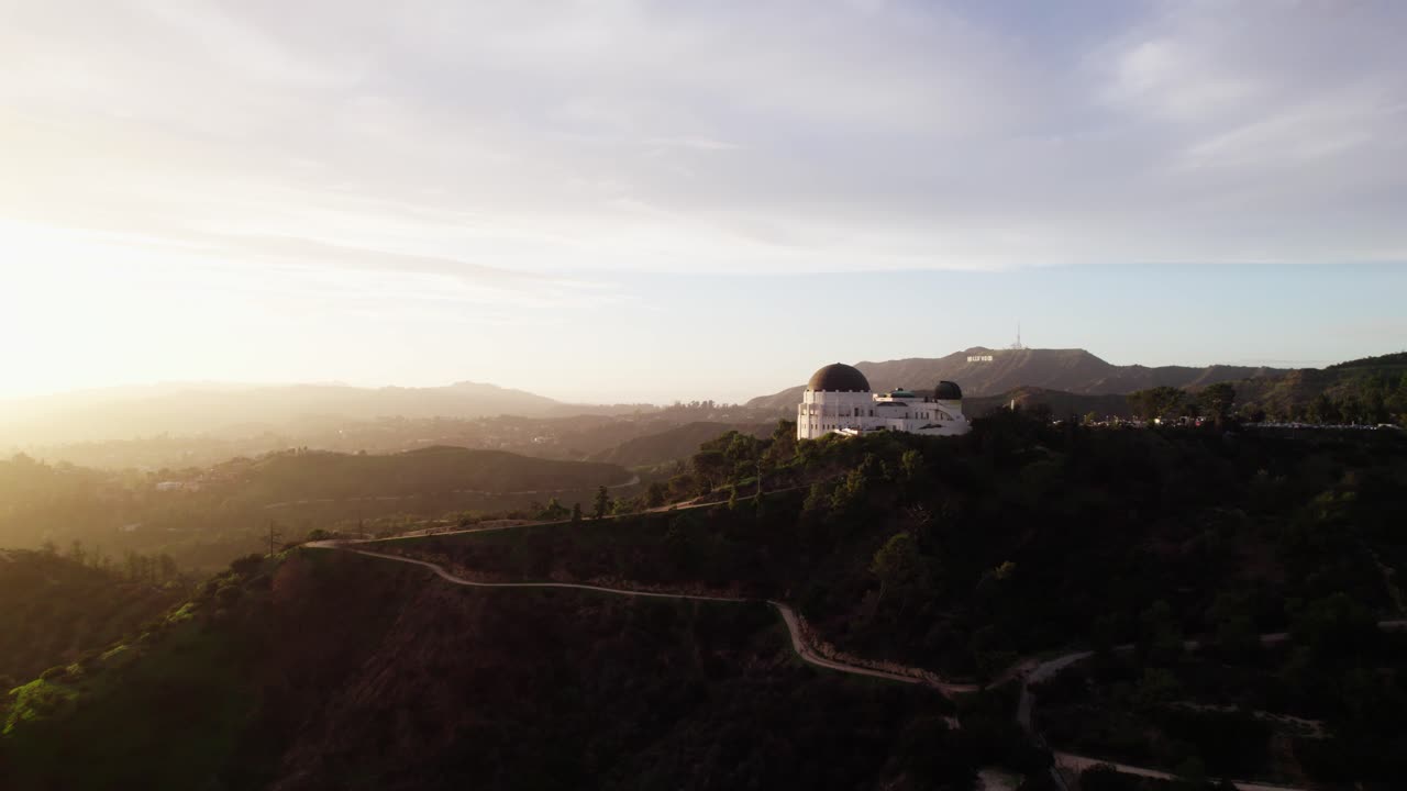 drone dollies en el famoso observatorio griffith y el cartel de hollywood en los ángeles, california