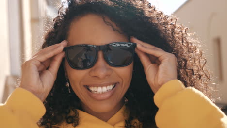 mujer sonriente con gafas de sol