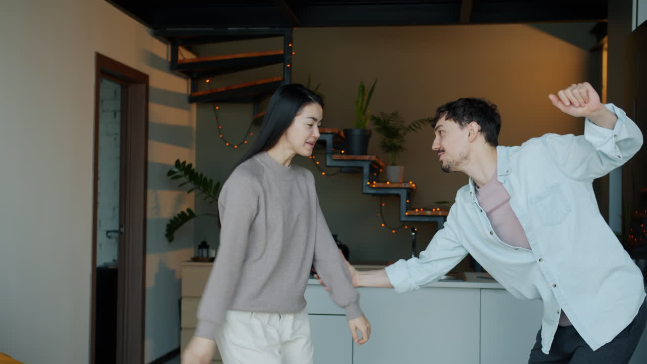 부부가 부에서 춤을 춘다