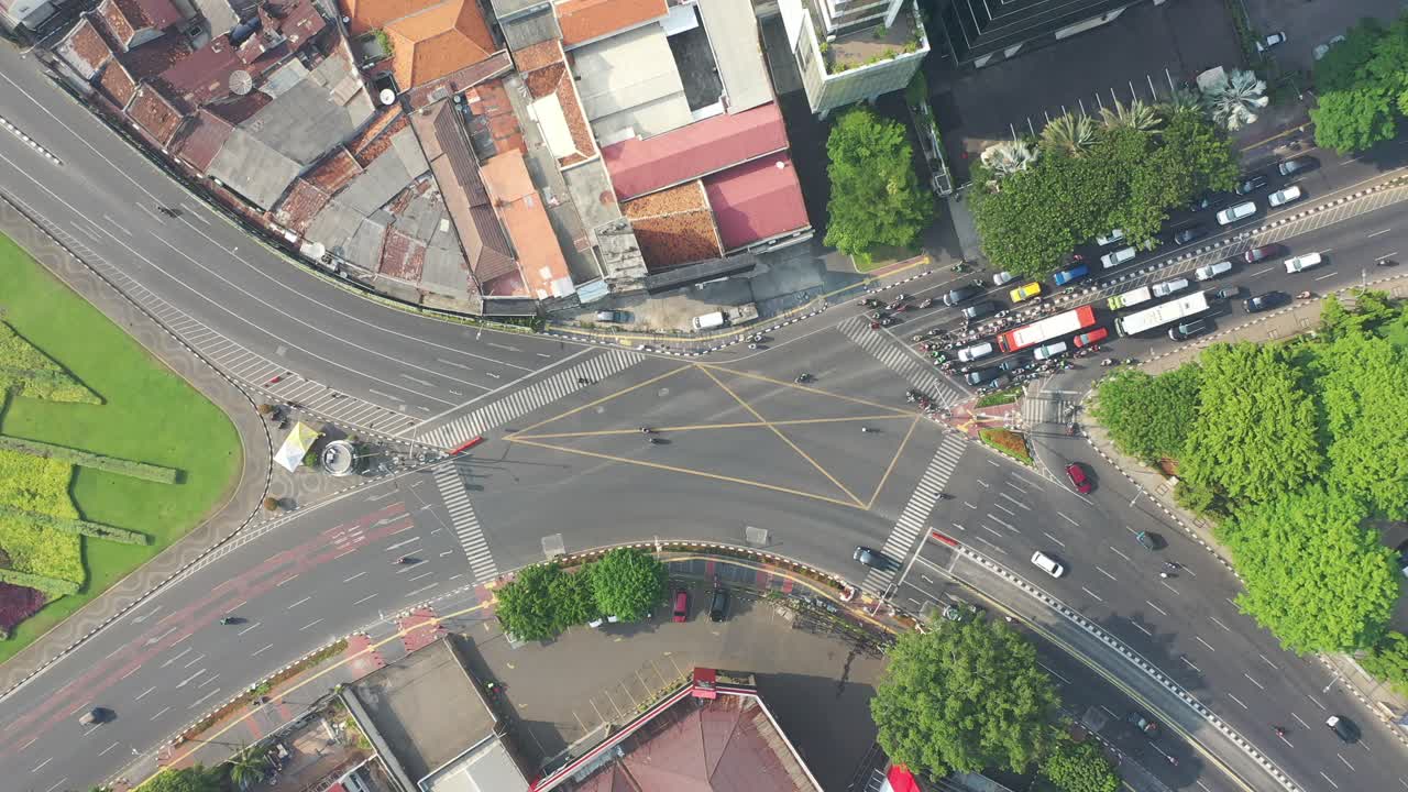 바쁜 도시 교차로 의 공중 사진