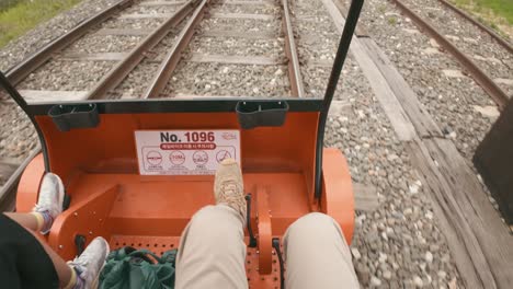 Radeln-Auf-Bahngleisen-Während-Der-Urlaubsreise