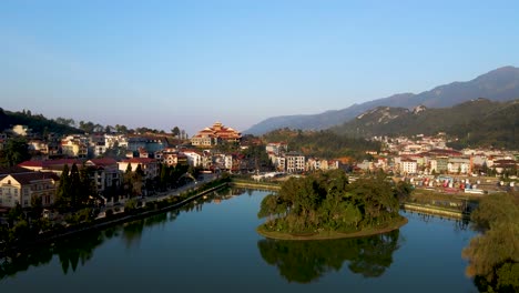 Szenische-Luft,-Die-über-Den-Ruhigen,-Reflektierenden-Sapa-See-In-Vietnam-Fliegt