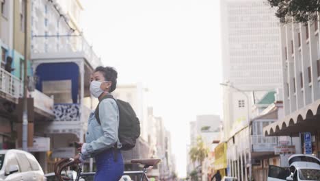 Mujer-Con-Máscara-Médica-De-Coronavirus-Caminando-Por-La-Calle