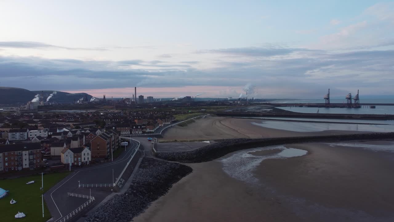 Veduta aerea cinematografica di Port Talbot con le acciaierie all'orizzonte