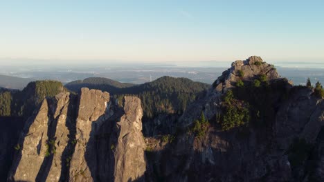 Epische-Luftbergenthüllung-Von-Vancouver-City-Kanada-Bei-Sonnenuntergang-Mit-Einsamer-Windkraftanlage---Drohnenaufnahme-4k