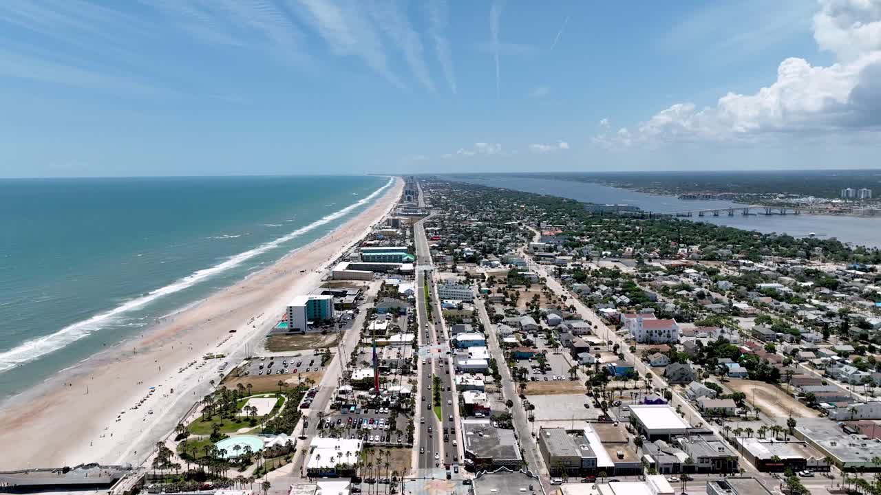 플로리다의 데이토나 비치 (daytona beach) 위에서 찍은 공중 사진.