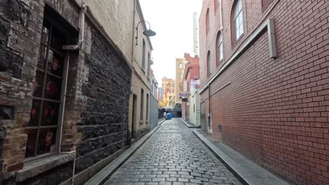 explorando un callejón lleno de graffiti en melbourne