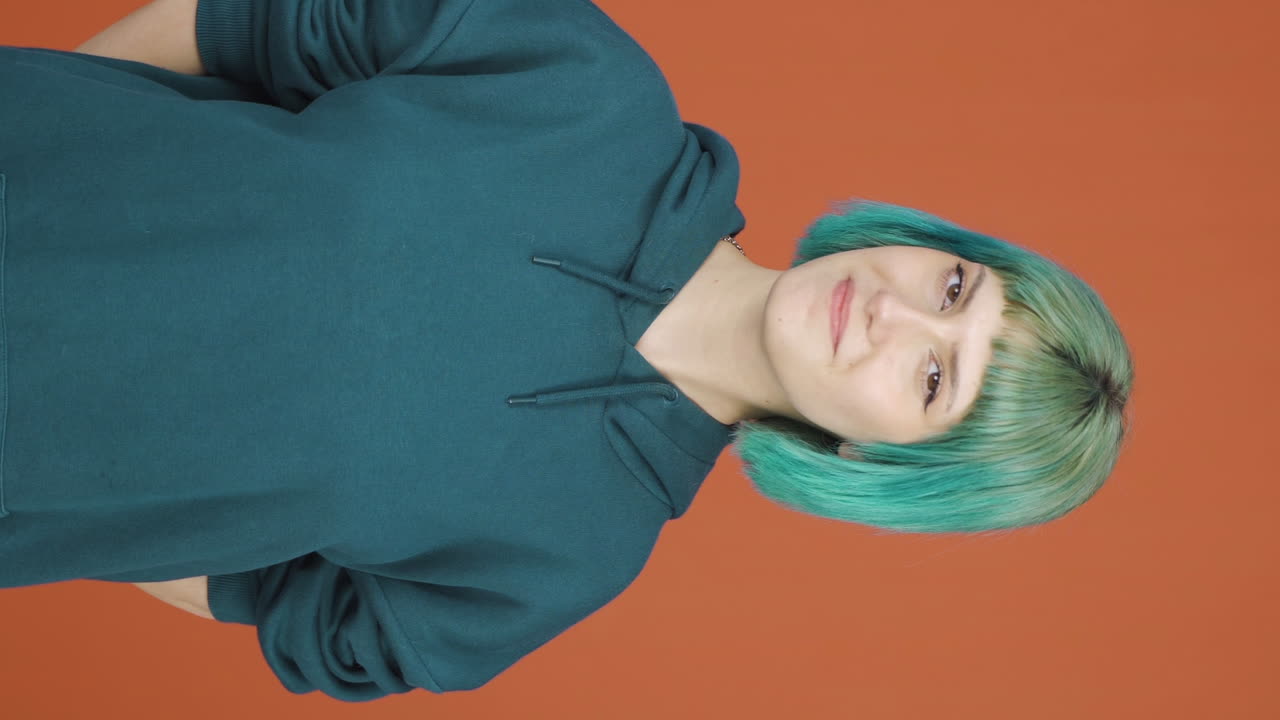 카메라를 향해 눈을  ⁇ 이는 젊은 여성의 수직 비디오.