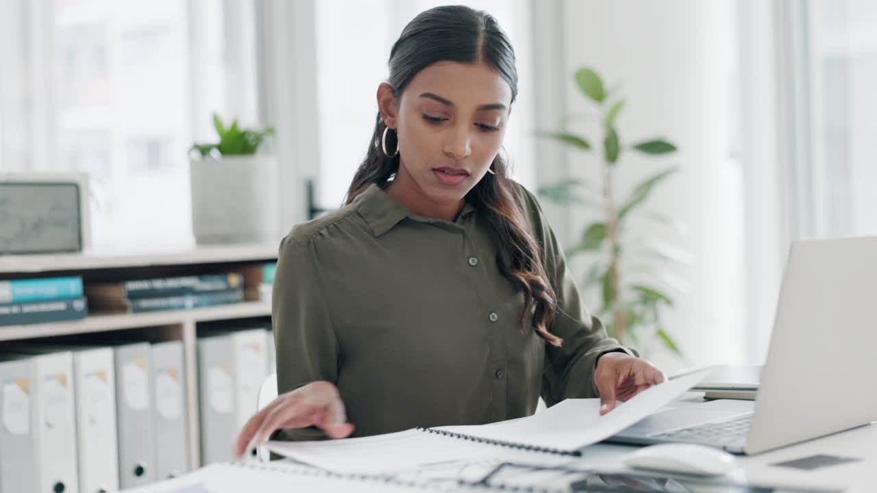 Problème, documents et femme d'affaires frustrée