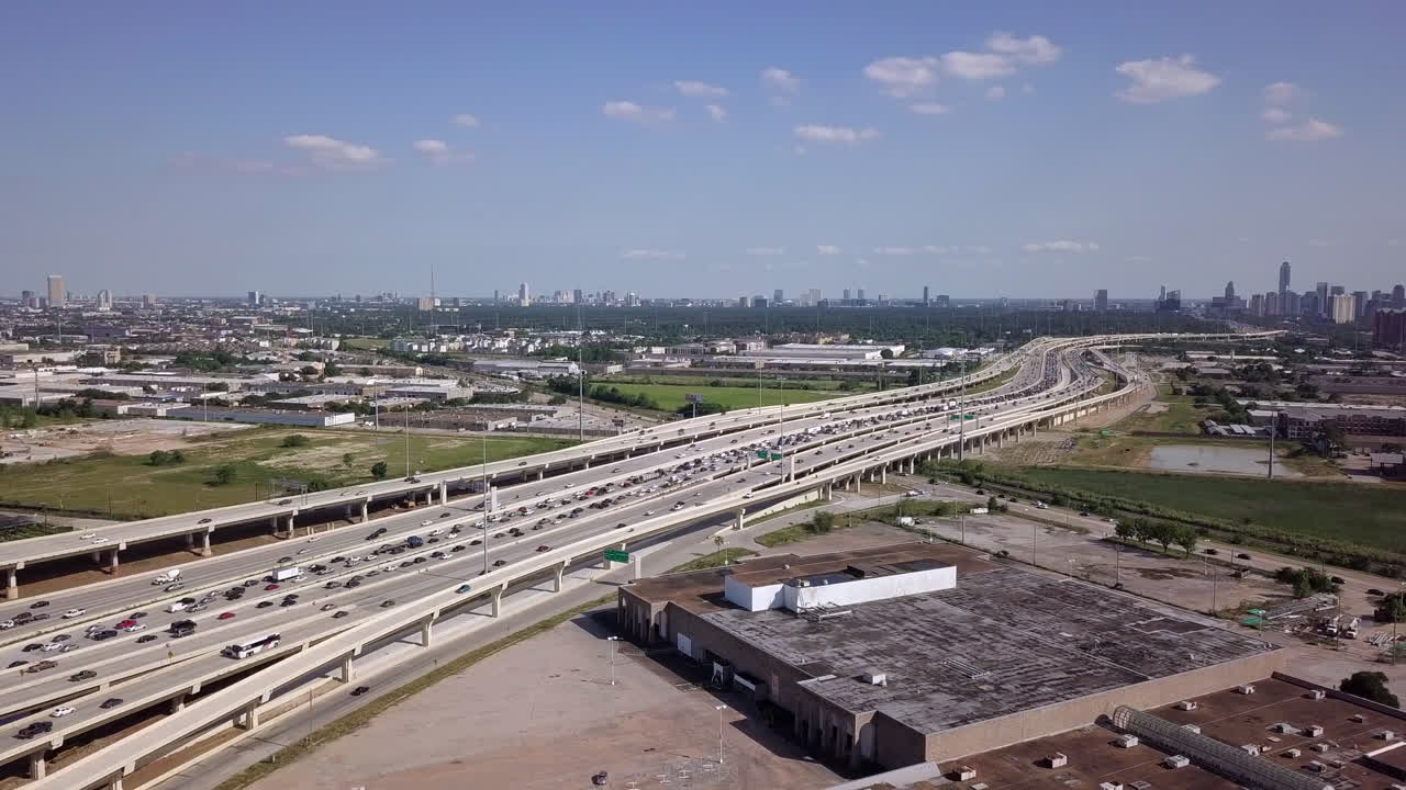tráfico en la autopista a la ciudad