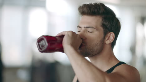 Hombre-Sediento-Bebiendo-Agua-En-El-Entrenamiento-Deportivo-En-El-Gimnasio.