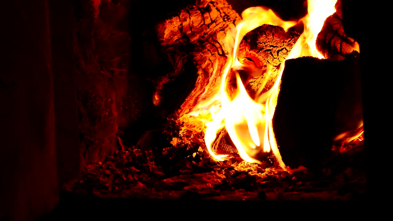 불타는 나무는 벽난로에서 불타고 있습니다. 아름다운 빛, 강한 열