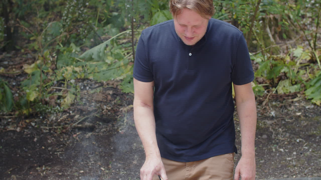 아들과 함께 고기를 굽는 행복한 아버지의 수직 운동