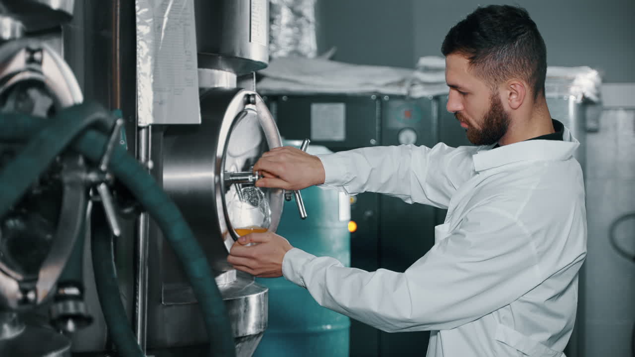 trabajador de la cervecería tocando la cerveza