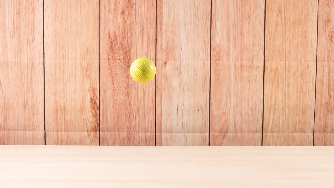 공이 나무 표면에서 어오릅니다.