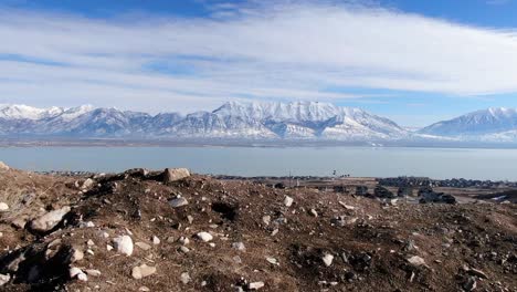 hermoso paisaje y vista de la colina de saratoga spings y el lago utah