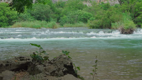 Felsen-In-Krka-Mit-Wasserfällen-Im-Hintergrund