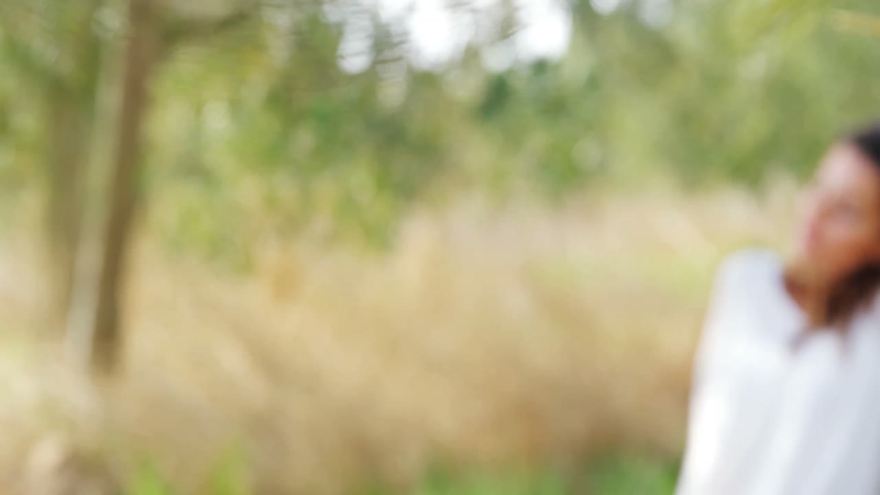 올리브 농장에서 휴식을 취하는 여자 4k