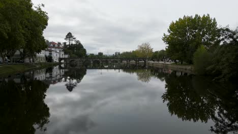 Dolly-Con-Drones-Empuja-Hacia-El-Puente-Romano-De-Aquae-Flaviae,-Chaves-Vila-Real-Portugal