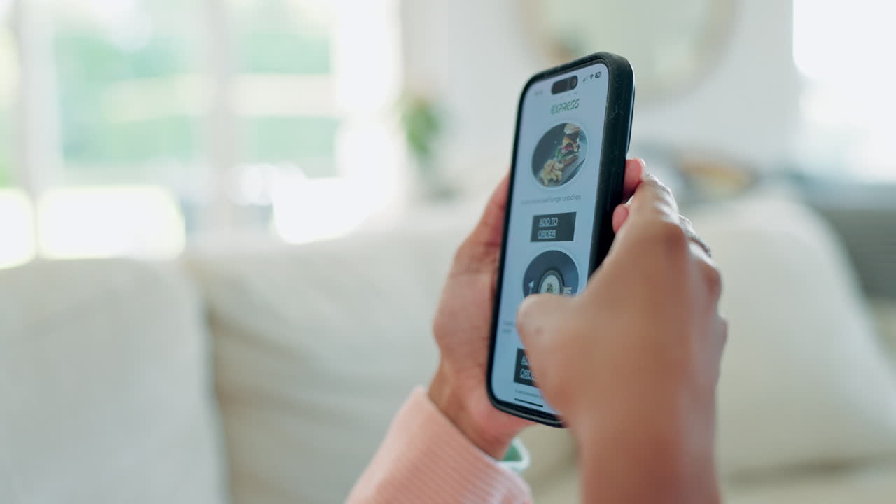 mujer, manos y pantalla de teléfono para la entrega de alimentos