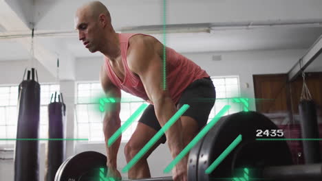 animación de escáner verde y procesamiento de datos sobre hombre caucásico levantando pesas en el gimnasio