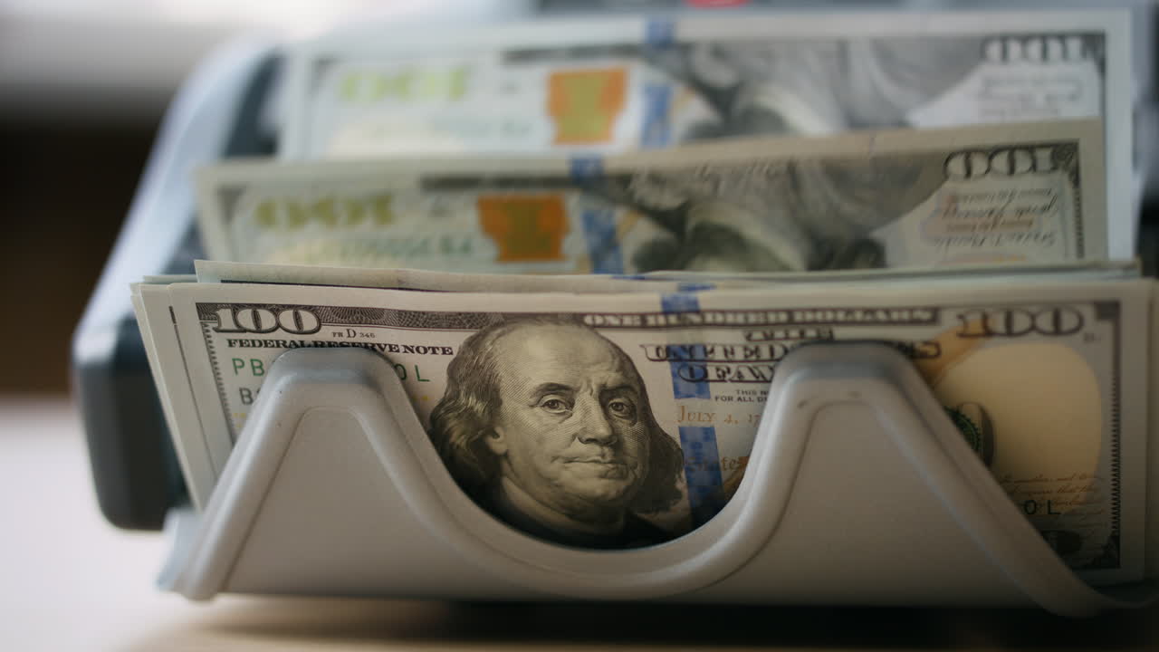 contador electrónico que calcula los billetes de dólar de cerca. dinero cálculo de efectivo