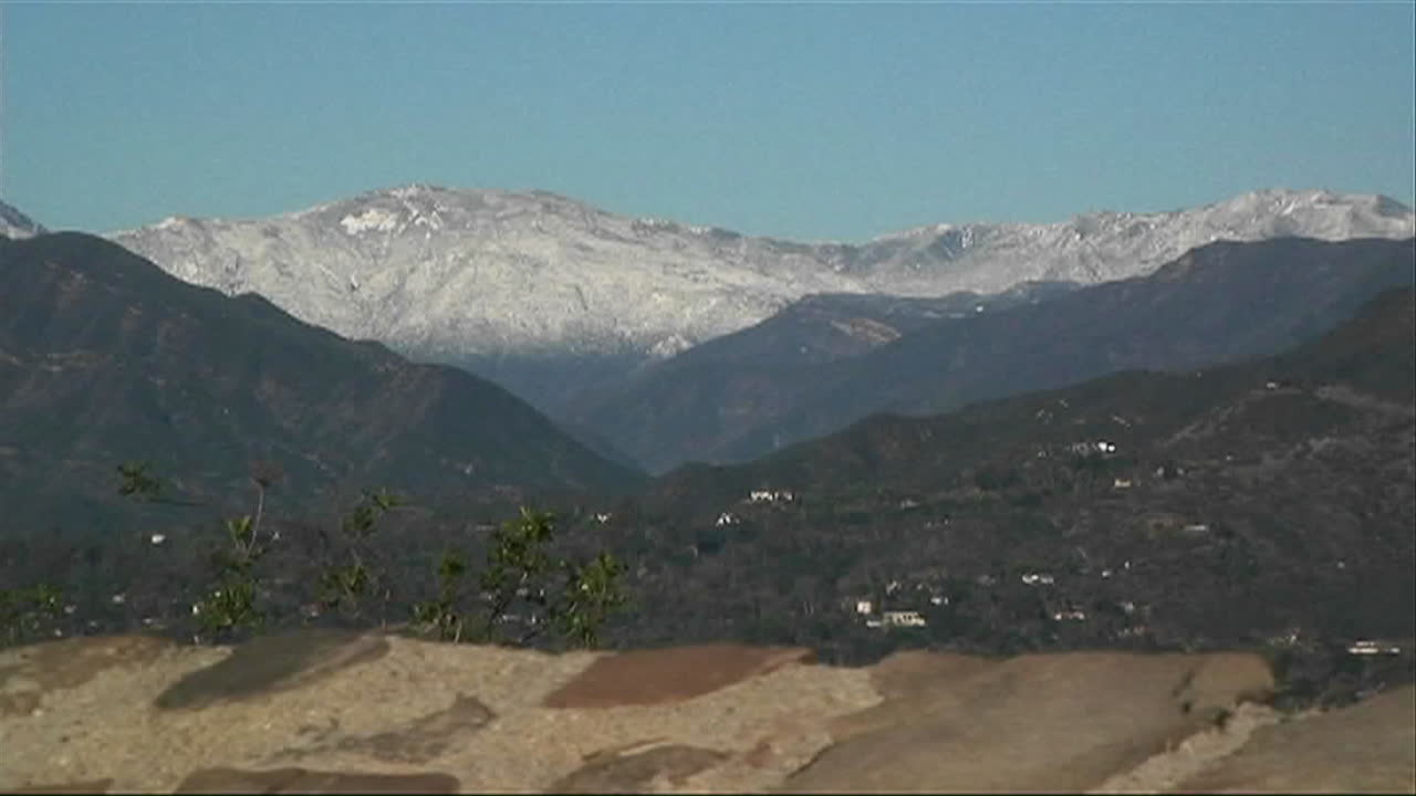un mapa del valle de ojai se encuentra en la cima de una montaña