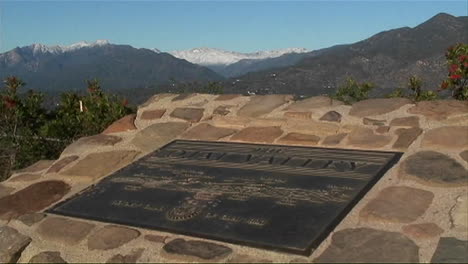 un mapa del valle de ojai se encuentra en la cima de una montaña