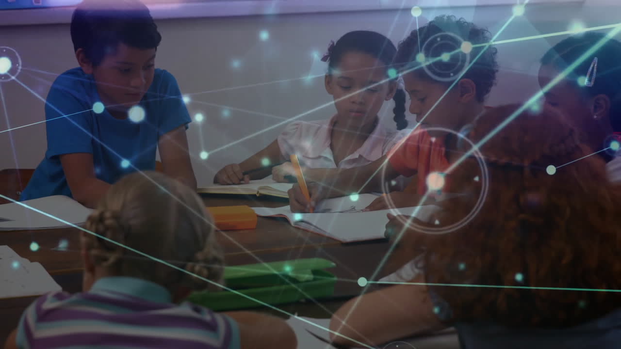 estudiando juntos en la escuela, niños con conexiones de red animación sobre ellos