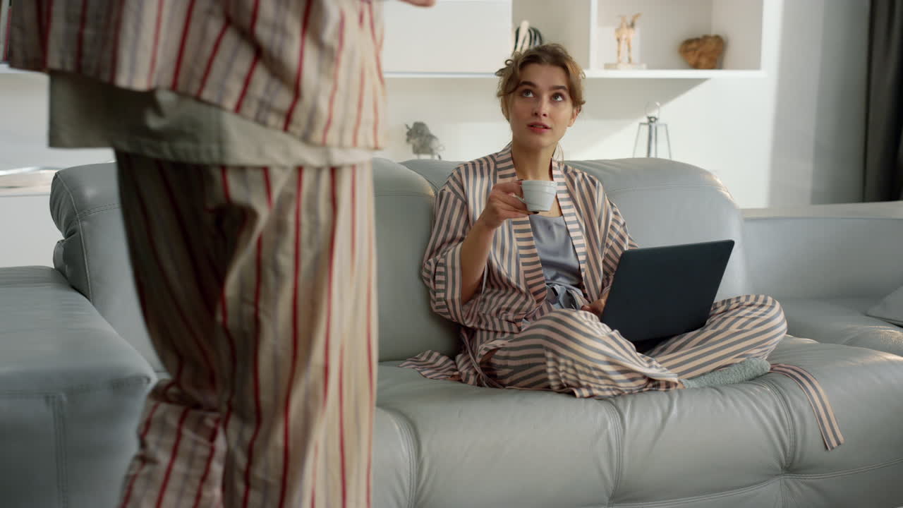 девушка использует ноутбук диван утром. радостные влюбленные серфинга смотреть онлайн блог