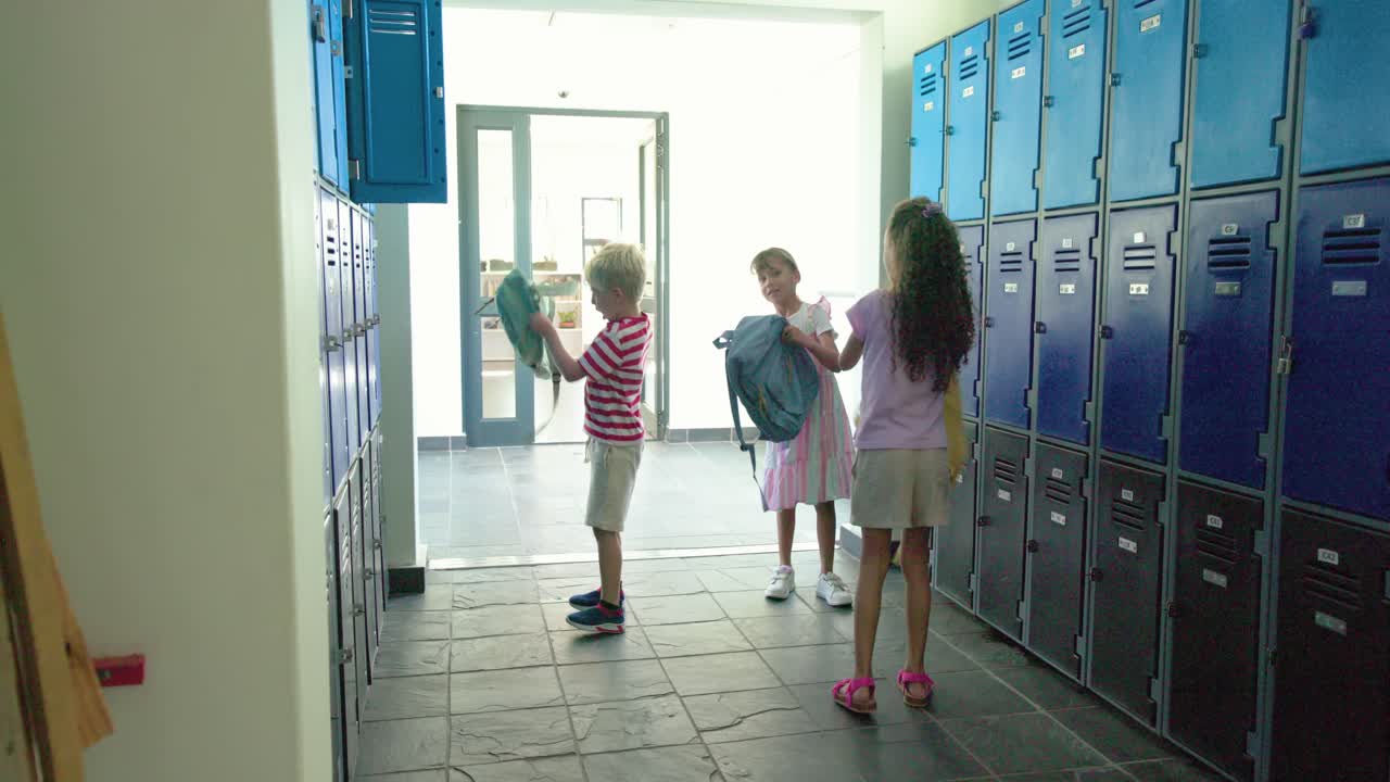 Klassekammerater, børn, der åbner skoleskabe, dreng, der løber ind i hallen, snupper tasker og smutter