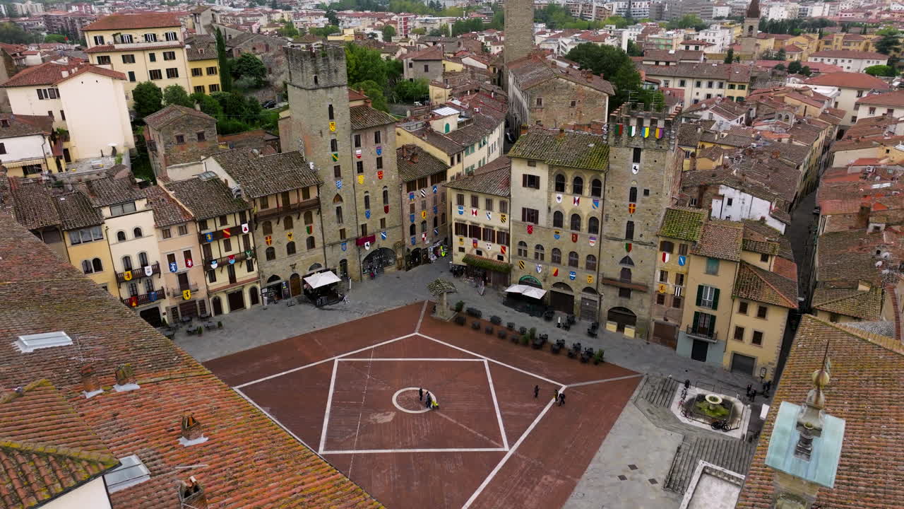 이탈리아 투스카니의 중세 도시 아레초 중심부에 있는 그란데 광장