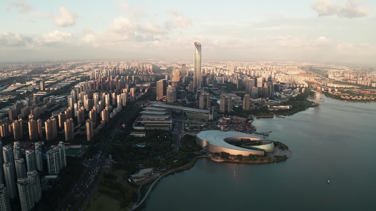 edificios de cbd por el lago jinji en suzhou, china.