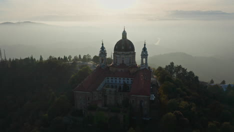 Vista-Aérea-Desde-La-Parte-Trasera-De-La-Basílica-De-Superga-Turín-Italia