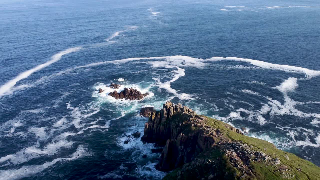imágenes de drones de 4k de lands end con mar azul en cornwall, inglaterra