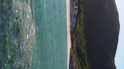 toneladas flotantes de desechos plásticos cerca de la costa de vietnam, vista vertical aérea